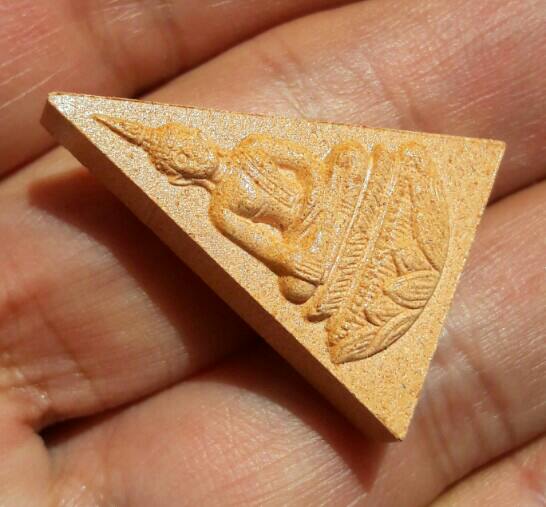 พระผงเนื้อกระเบื้องหลังคาโบสถ์ รุ่นแรก หลวงพ่อพระใส วัดโพธิ์ชัย จ.หนองคาย ปี ๒๕๔๑ เคาะเดียว