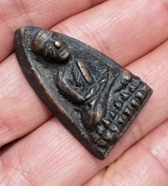 หลวงปู่ทวดพิมพ์หลังเตารีด ปี 05 วัดคอกหมู โค๊ดหมู 1 ตัว พิธีเดียวกับวัดช้างให้ ปี 05 เคาะเดียว   