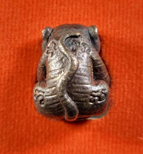 ลูกอมเสือรุ่น 168 หลวงปู่แสน วัดบ้านหนองจิก จ.ศรีสะเกษ เนื้อรมดำ ตะกรุดเงินอุดผง สวยครับ