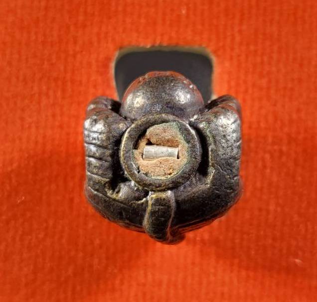 ลูกอมเสือรุ่น 168 หลวงปู่แสน วัดบ้านหนองจิก จ.ศรีสะเกษ เนื้อรมดำ ตะกรุดเงินอุดผง สวยครับ