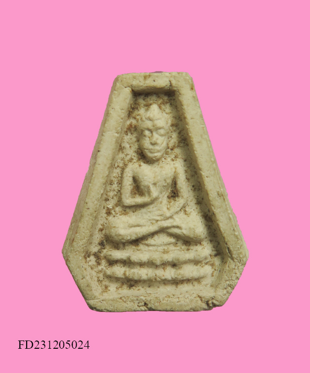 พระปางประทานพร หลวงปู่เฮี้ยง วัดป่า(วัดอรัญญิกาวาส) จ.ชลบุรี พิมพ์หกเหลี่ยมหลังยันต์ใบพัด ปี05 