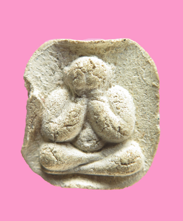 พระปิดตา เนื้อผงเก่า หลังจารจุดๆ