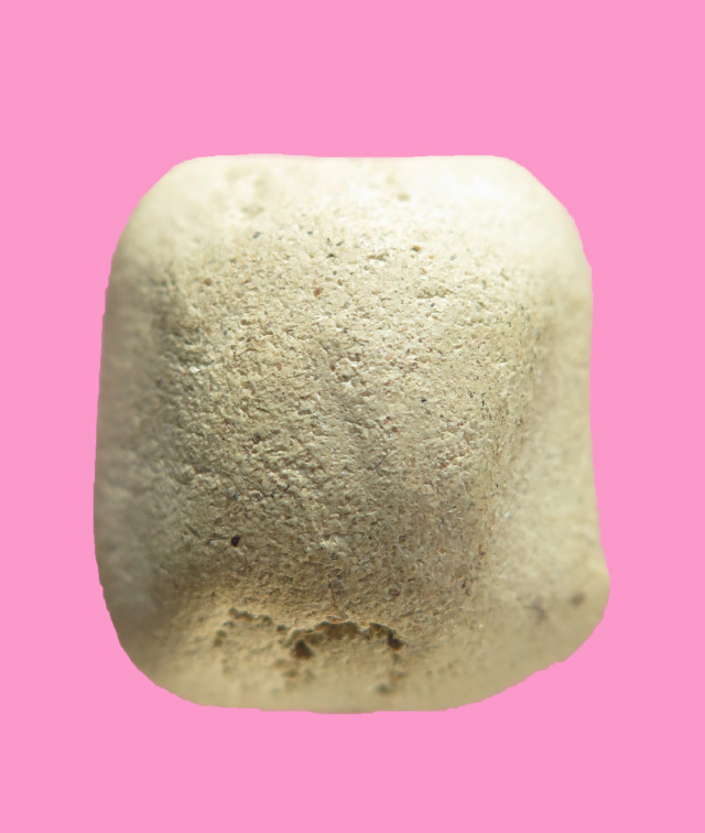 พระปิดตา เนื้อผงเก่า หลังจารจุดๆ