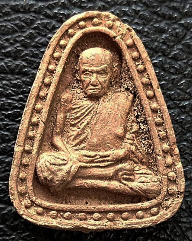 1.หลวงพ่อเขียน วัดสำนักขุนเณร จ.พิจิตร พิมพ์จอบไข่ปลาใหญ่ รุ่นสร้างซุ้มประตู เนื้อดินผสมผง พ.ศ. 2559