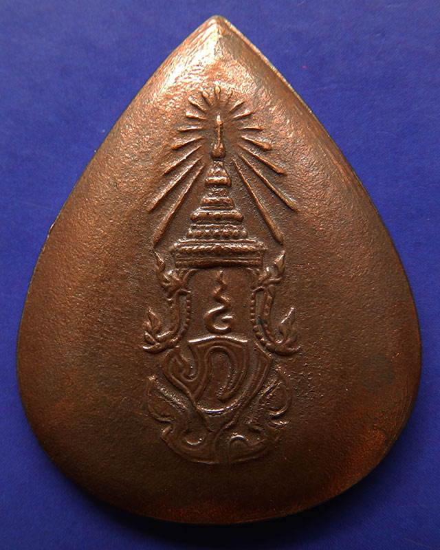 25.พระพุทธสิงหธรรมมงคล หลังภปร. เนื้อนวโลหะ พิธีใหญ่ วัดบวรฯ-วัดพระแก้ว พ.ศ. 2547 กล่องเดิม