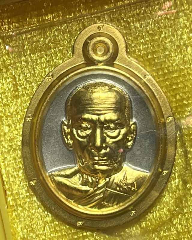 หลวงพ่อพัฒน์ ปุญฺญกาโม วัดห้วยด้วน จ.นครสวรรค์ รุ่น เม็ดแตง เลื่อนสมณศักดิ์ แยกชุดทองคำ  มีกล่อง