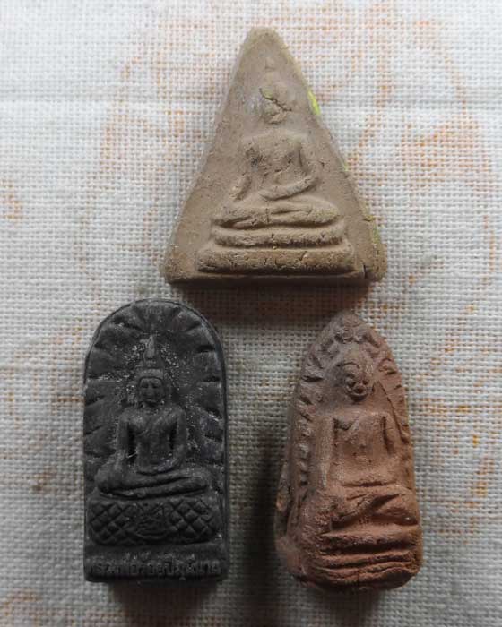 พระผง ไม่ทราบที่ (๓ องค์)