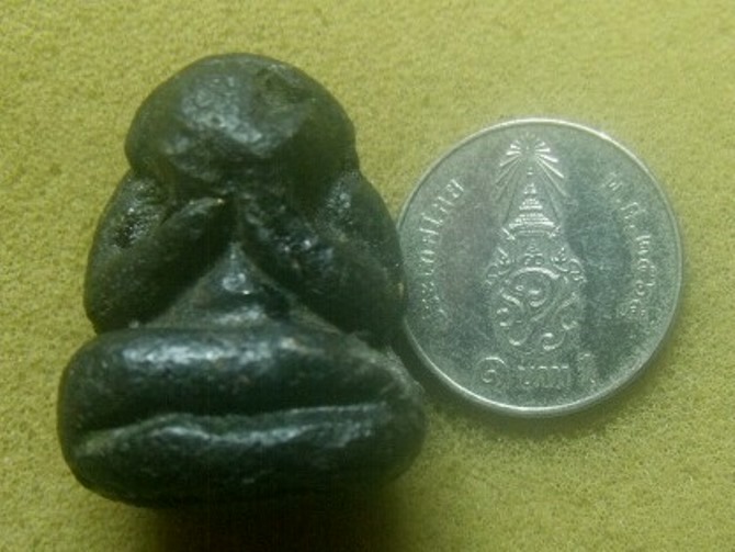 **เบาๆ**พระปิดตาพิมพ์ปั้นลอยองค์ เนื้อผงคลุกรัก หนึกนุ่ม แห้ง เก่าๆ ไม่ทราบที่**เนื้อจัด สวยๆ