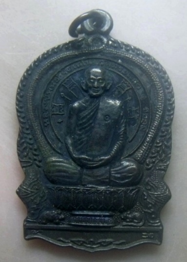 **เบาๆ**เหรียญนั่งพาน หลวงพ่อพันธ์ วัดสระแก้ว จ.ชัยภูมิ รุ่นปีหมูทอง ปี ๒๕๓๘**หลังยันต์ ตอกโค้ด สวยๆ