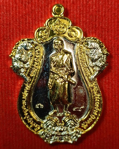 เหรียญเสมายืนถือมีดหมอ หลวงพ่อพัฒน์ วัดห้วยด้วน รุ่นมหาปราบไตรภพ ปี 2564