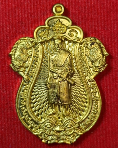 เหรียญเสมายืนถือมีดหมอ หลวงพ่อพัฒน์ วัดห้วยด้วน รุ่นมหาปราบไตรภพ ปี 2564