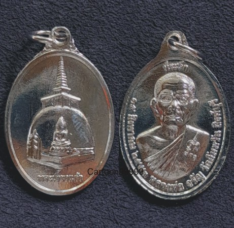 เหรียญพระเขี้ยวแก้ว หลวงพ่อจรัญ วัดอัมพวัน สิงห์บุรีครับ เหรียญสวย กระไหล่เงินเต็มครับผม