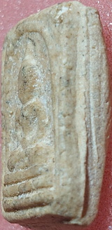 *พิมพ์คะแนนจิ๋ว ฐานสามชั้น หลังยันต์ครู เนื้อผง หลวงปู่เผือก วัดกิ่งแก้ว สมุทรปราการ ปี๒๔๙๖*