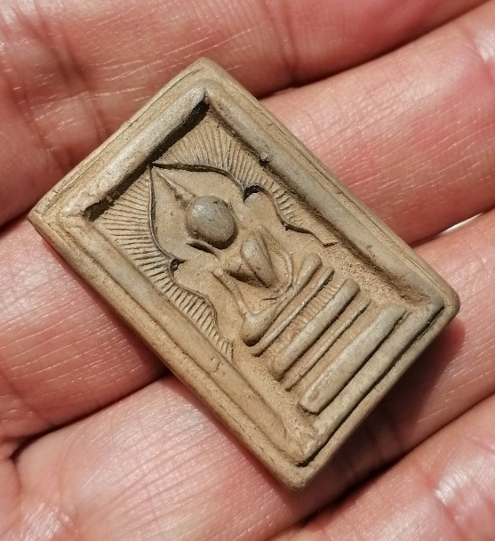 พระสมเด็จแหวกม่านรัศมี เนื้อดิน หลวงพ่อกวย วัดโฆษิตาราม จ.ชัยนาท เนื้อดิน ยุคต้น​ เคาะเดียว    