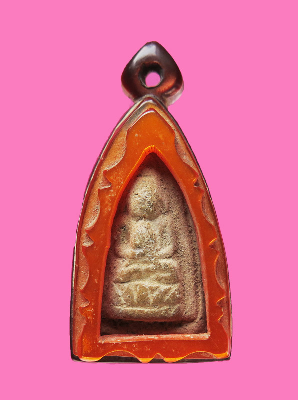 พระชัยวัฒน์เนื้อดินผสมผงว่าน วัดพรหมบุรี ปี2496 หลวงพ่อจรัญ วัดอัมพวัน จ. สิงห์บุรี ออกวัดพรหมบุรี