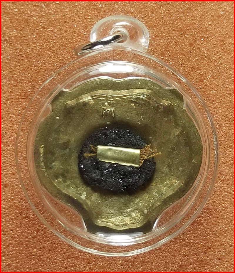 หน้ากากเสือรุ่นแรก หลวงปู่คำบุ วัดกุดชมภู จ.อุบลราชธานี เนื้อทองฝาบาตร หลังแร่ ฝังตะกรุด จีวร