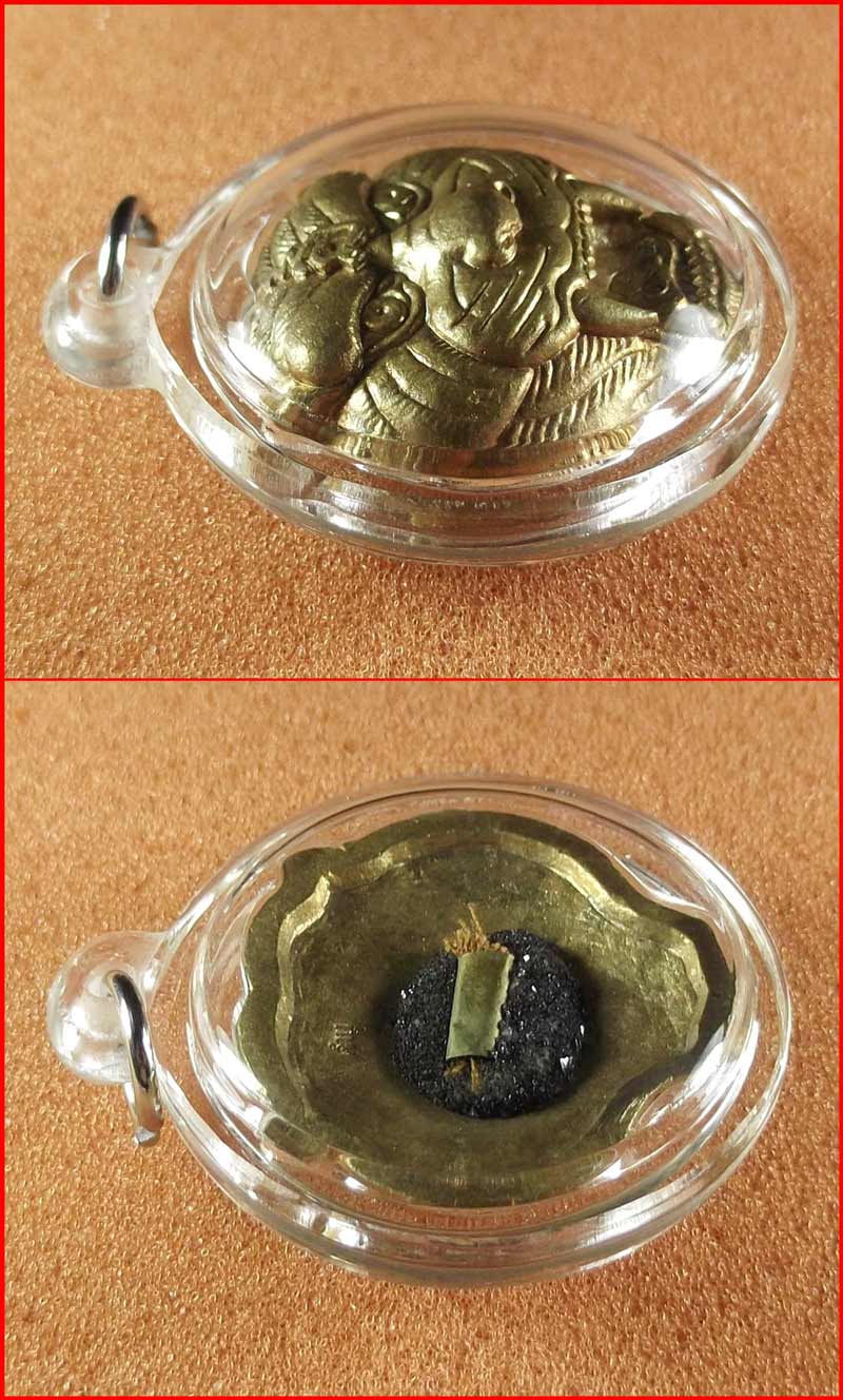 หน้ากากเสือรุ่นแรก หลวงปู่คำบุ วัดกุดชมภู จ.อุบลราชธานี เนื้อทองฝาบาตร หลังแร่ ฝังตะกรุด จีวร