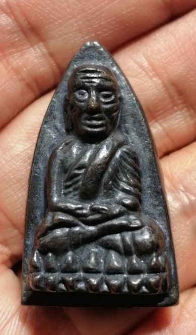 หลวงพ่อทวด พิมพ์เตารีด วัดในหาน เนื้อนวะโลหะ นะ 9 โค๊ด 2 ในหาน 1 กรรมการ จ.ภูเก็ต ปี 2536 เคาะเดียว