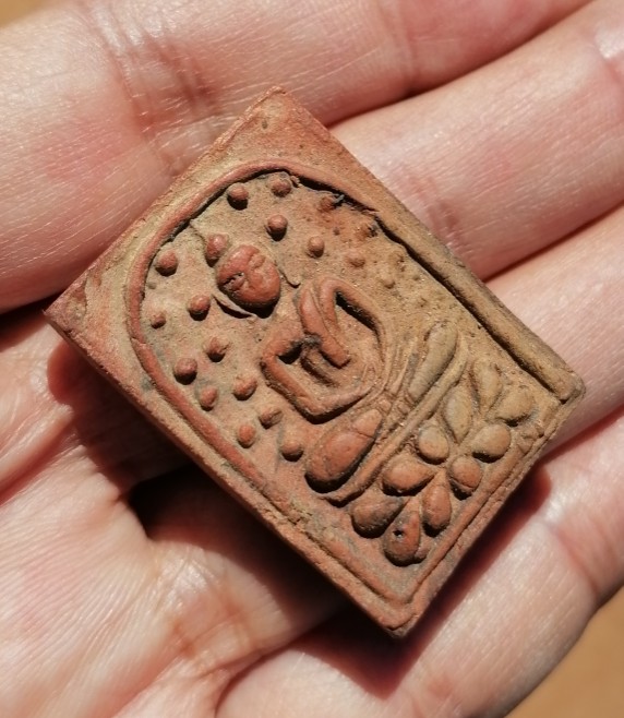 พระพิมพ์ปรกโพธิ์ ฐานบัว เนื้อดิน หลวงพ่อกวย ออกวัดหนองอีดุก จ.ชัยนาท ปี 2515 เคาะเดียว   