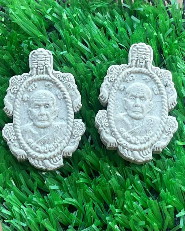 หลวงปู่หมุน  วัดบ้านจาน อ.กันทรารมย์ จ.ศรีษะเกษ แพคคู่