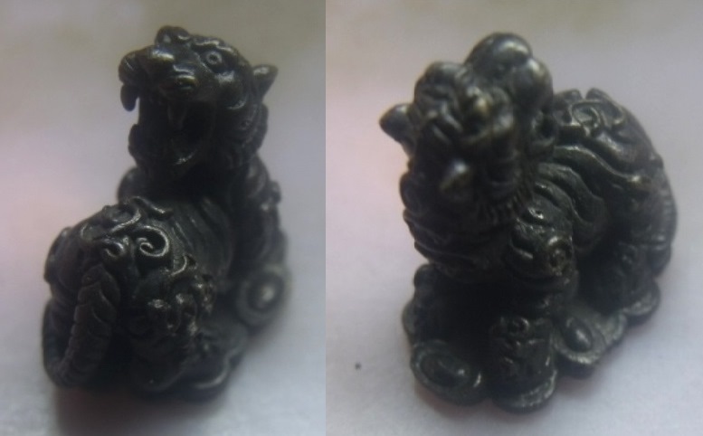 **เบา​ๆ​**รูปหล่อเสือเหลียวหลัง เนื้อโลหะผสม เก่าๆ ไม่ทราบที่**สวยๆ เชิญชมครับ 