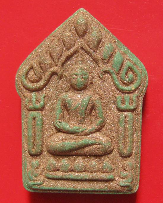 ขุนแผนสาริกา เนื้อพรายเขียวปัดผงพรายหลังตะกรุดจีวรเงิน 2 ดอกโรยพลอย สร้าง 19 องค์ หลวงพ่อเมียน วัดบ้