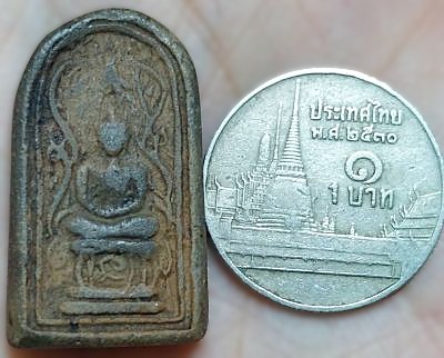 *พิมพ์สมาธิ ซุ้มเถาวัลย์ ฐานตัวนะ เนื้อดินดิบผ่าน กรุวัดชนะสงคราม กทม.*