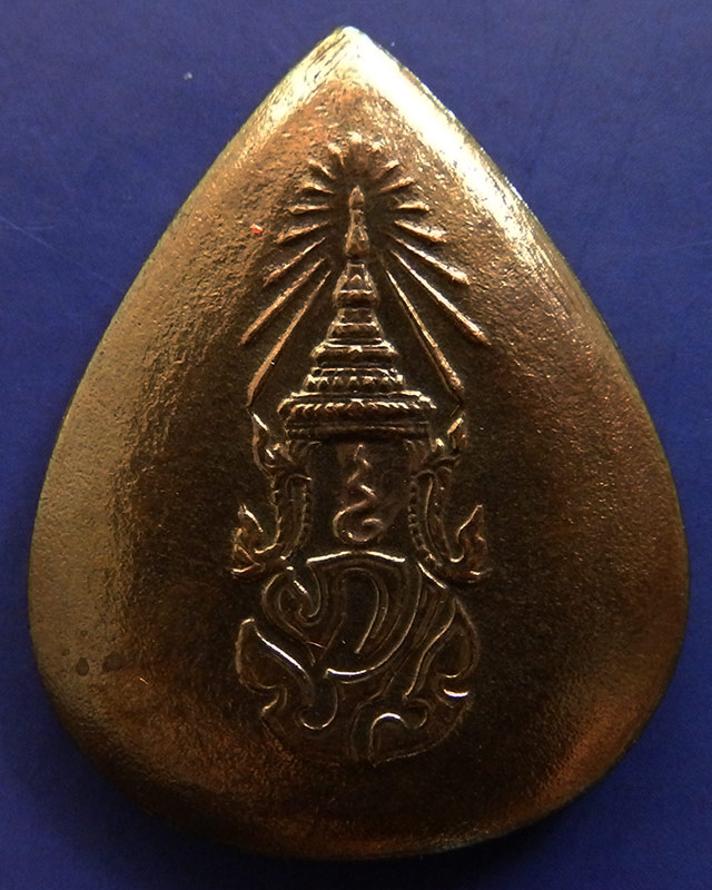 27.พระพุทธสิงหธรรมมงคล หลังภปร. เนื้อนวโลหะ พิธีใหญ่ วัดบวรฯ-วัดพระแก้ว พ.ศ. 2547 กล่องเดิม