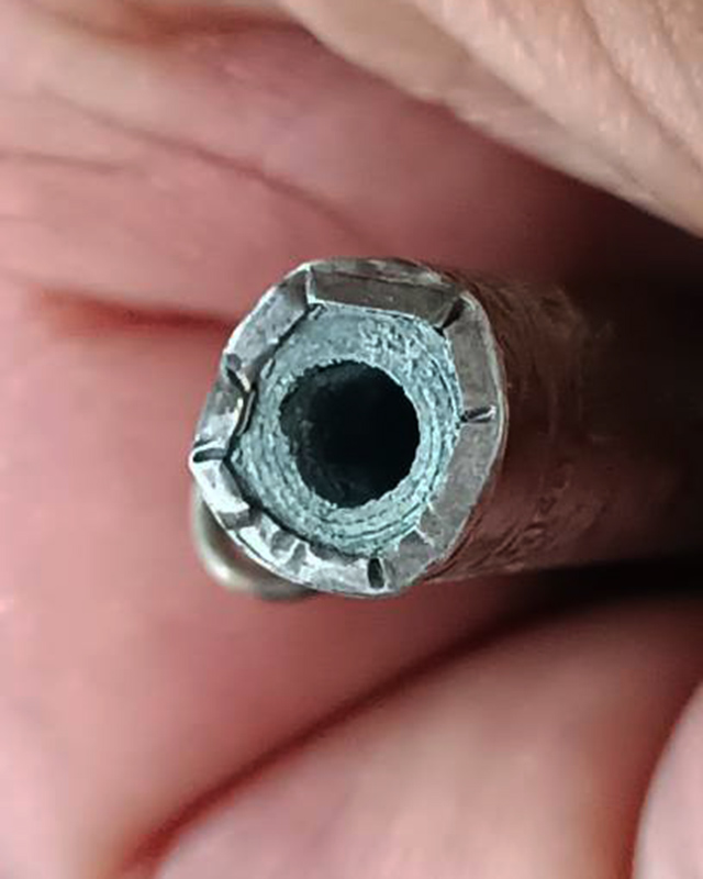 ตะกรุดเนื้อตะกั่วยาว 2.75 นิ้ว อยู่ในเลี่ยมปลอกหลวงพ่อเดิม วัดหนองโพธิ์ จ.นครสวรรค์ พระบ้านเก่าเก็บห