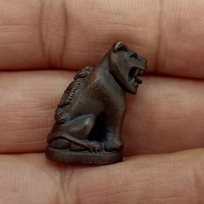 เสือหลวงพ่อปาน วัดมงคลโคธาวาส (บางเหี้ย) จ.สมุทรปราการ ปี 2522 เนื้อนวโลหะกลับดำ UNC เลยก็ว่าได้ 