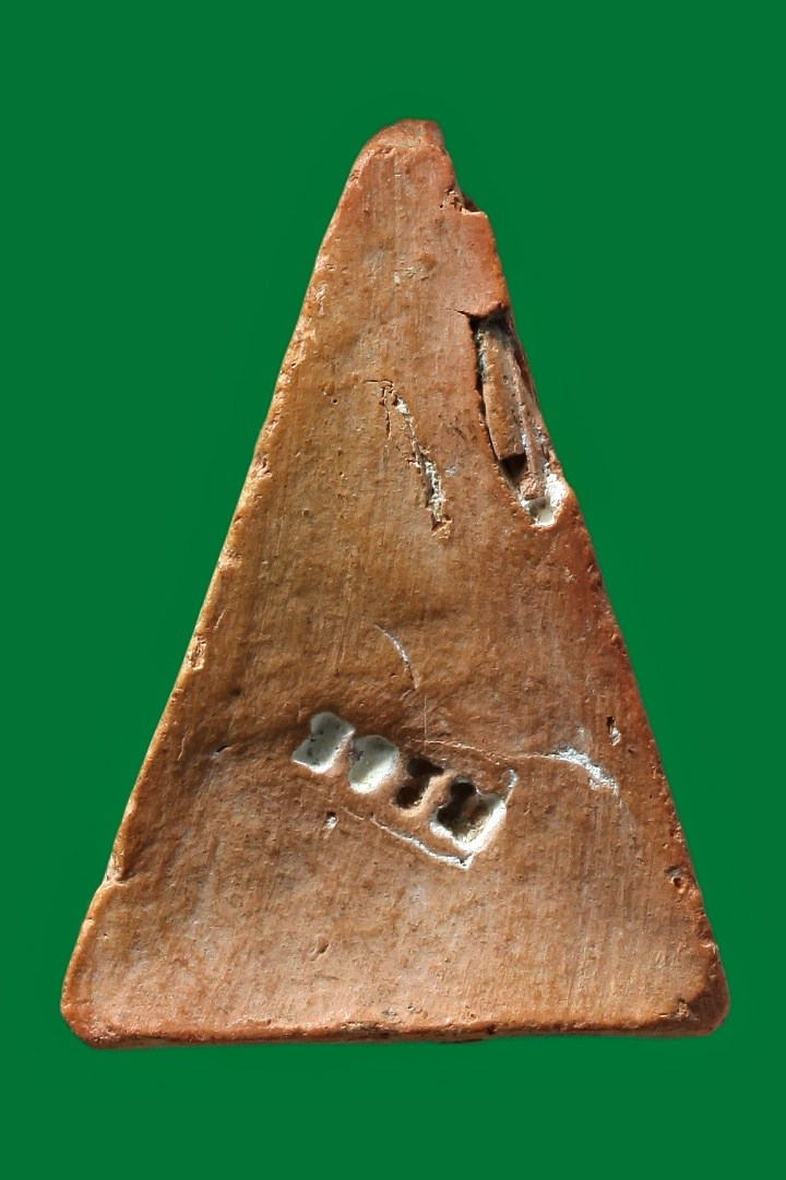 พระเนื้อดิน พิมพ์สามเหลี่ยม ปางมารวิชัย