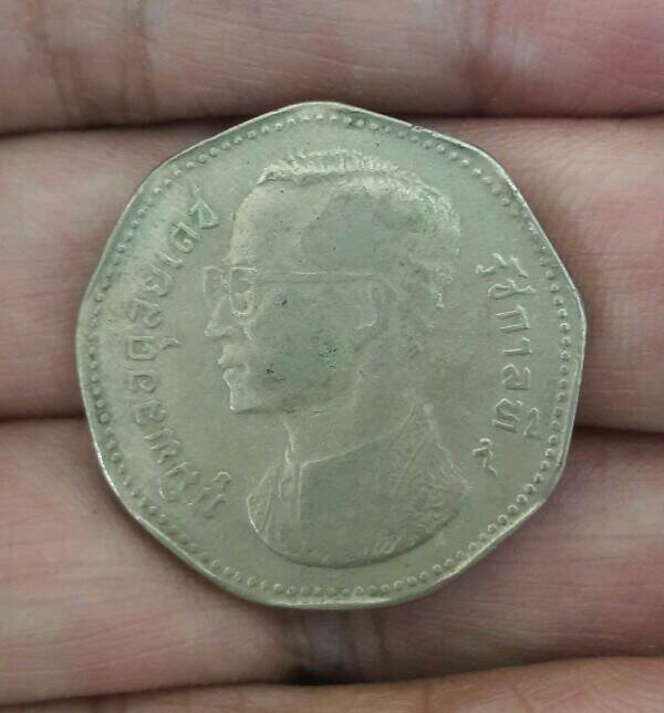 เหรียญ ๕ บาท ๙ เหลี่ยม ด้านหน้าในหลวงรัชกาลที่ ๙ ด้านหลังครุฑ ปี ๒๕๑๕ ผ่านการใช้ เคะเดียว(6)  