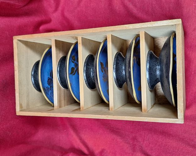 (ปิด189-) ชุดถ้วยน้ำจิ้มเซรามิก+กล่องไม้เดิม จากญี่ปุ่น5ใบ (สภาพไม่ได้ใช้)