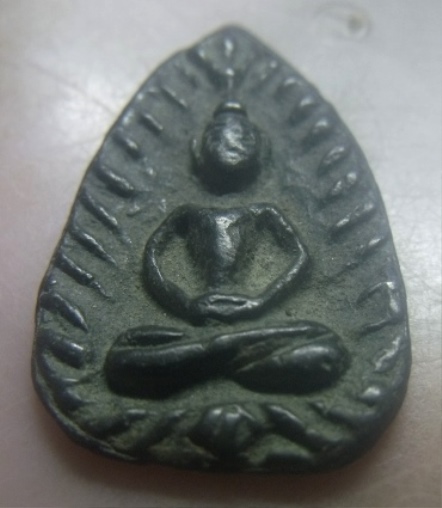 **เบา​ๆ​**พระร่วงนั่งพิมพ์รัศมี เนื้อชิน เก่าๆ ไม่ทราบที่**เนื้อจัด สวยๆ เชิญชมครับ