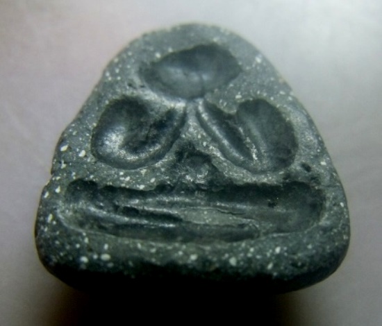 **เบาๆ**พระปิดตาหลังแบบ เนื้อผงใบลานลงรัก แห้งเก่า ไม่ทราบที่**เชิญชมครับ