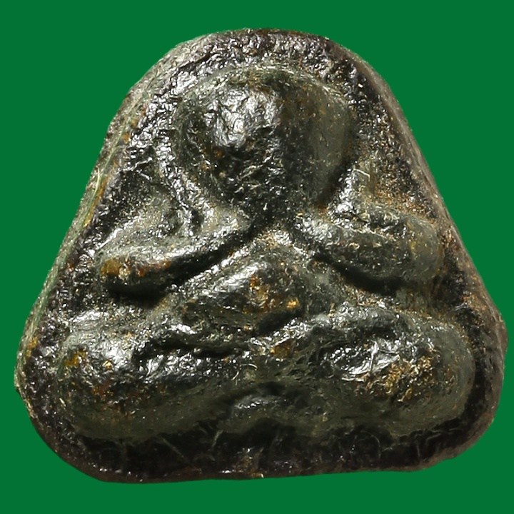 พระปิดตาเนื้อผงจุ่มรัก ขนาดเล็กประมาณเหรียญ ๕๐ สตางค์