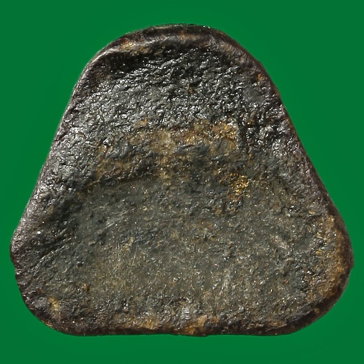 พระปิดตาเนื้อผงจุ่มรัก ขนาดเล็กประมาณเหรียญ ๕๐ สตางค์