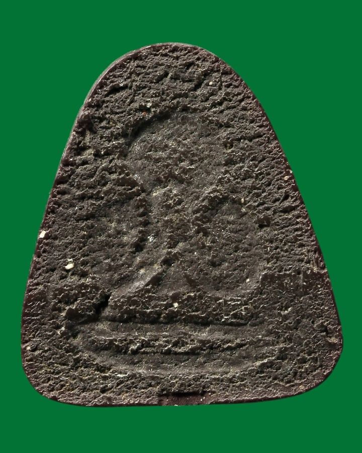 พระปิดตาหลังแบบเนื้อผงคลุกรักหลวงพ่อแก้ว วัดเครือวัลย์ ชลบุรี (ย้อนยุค)