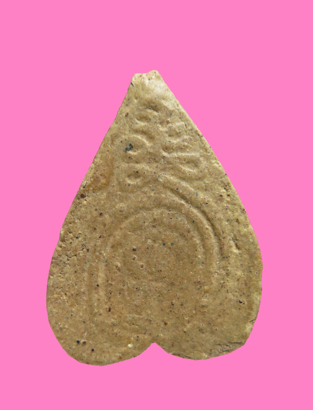 พระกลีบบัวใหญ่ เนื้อผง ข้างยันต์อุ หลังยันต์  (สูงประมาณ 4 นิ้ว)