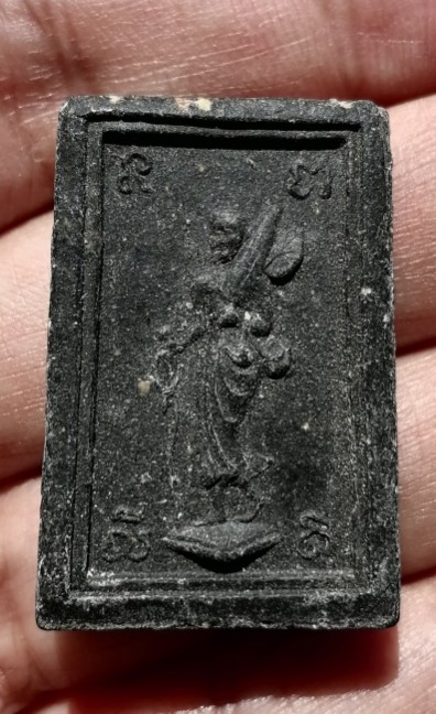 พระสมเด็จพิมพ์ใหญ่(เอวเล็ก)​ หลังพระสิวลี​ เนื้อเผงใบลาน​ หลวงพ่อกวย​ วัดโฆษิตาราม​ ปี​ 2515 เคาะเดี