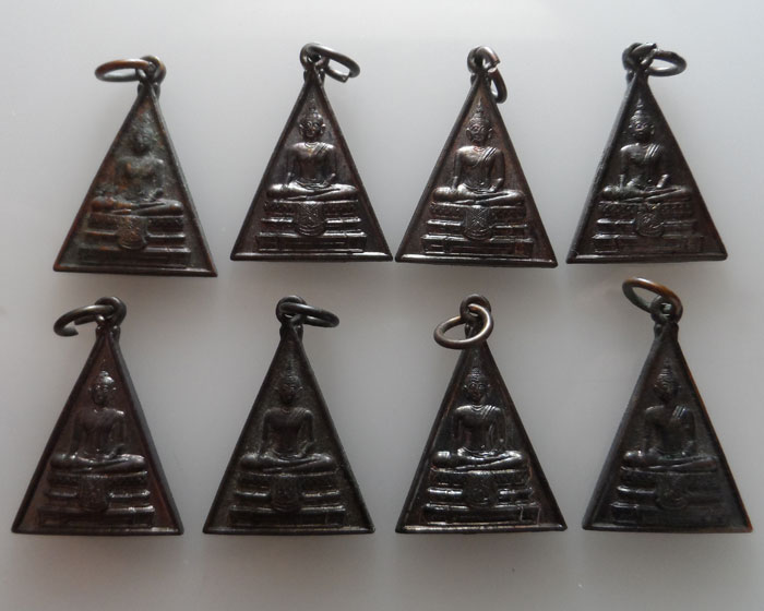 เหรียญหลวงพ่อโต วัดนางเล่ว จ.อ่างทอง (๘เหรียญ)