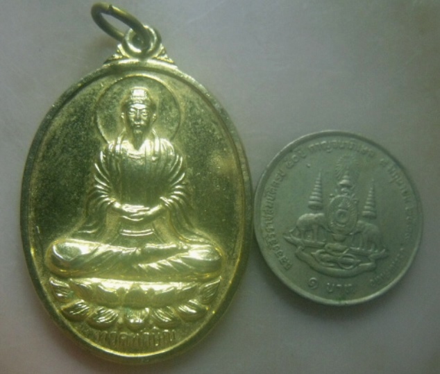 **เบาๆ**เหรียญทวดทักษิณ หลังยันต์ ไม่ทราบที่**กะไหล่ทอง สวยๆ