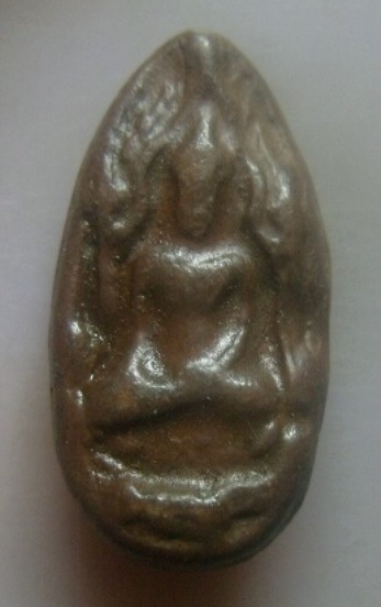 **เบา​ๆ​**พระขุนแผนไข่ผ่าซีก เนื้อดินเคลือบ สวยๆ เนื้อจัด ไม่ทราบที่**เชิญชมครับ