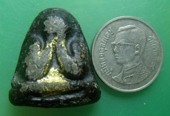 **เบา​ๆ​**พระปิดตาหลังแบบ เนื้อผงใบลานลงรัก แห้งเก่า ไม่ทราบที่**เชิญชมครับ