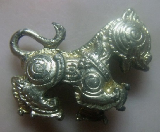 **เบา​ๆ​**สิงห์หล่อ เก่าๆ ไม่ทราบที่**เนื้อโลหะกะไหล่ทอง สวยๆ 