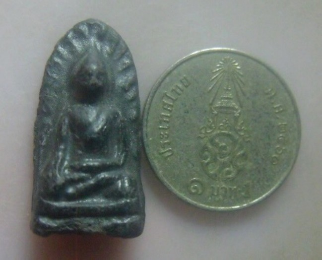 **เบา​ๆ​**พระรอด พิมพ์กลาง เนื้อดิน ลงรัก หลังปั๊มตรา วัดมหาวัน จ.ลำพูน**สวยๆ เชิญชมครับ 