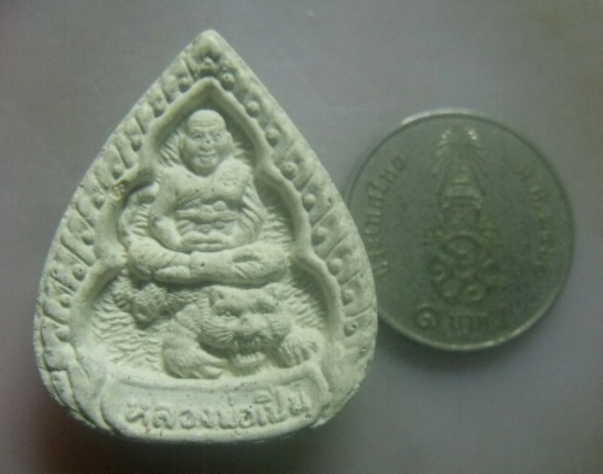 **เบา​ๆ​**พระผงรูปเหมือนพิมพ์นั่งเสือ หลวงพ่อเปิ่น วัดบางพระ จ.นครปฐม**หลังยันต์ สวยๆ 