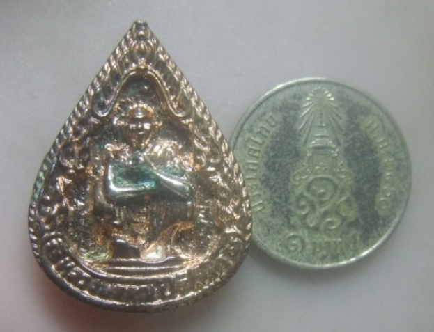 **เบาๆ**เหรียญหล่อหยดน้ำ หลวงพ่อคูณ วัดบ้านไร่ รุ่น เสาร์๕ คูณพันล้าน จ.นครราชสีมา ปี ๒๕๓๗**สวยๆ 