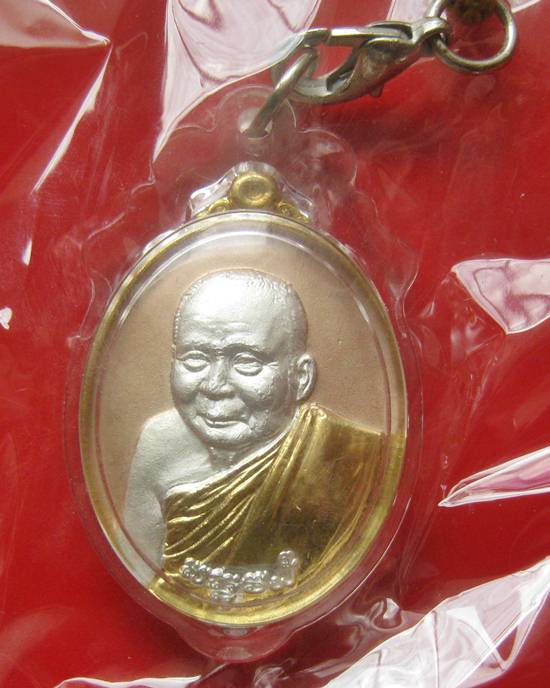 เหรียญพระรูปเหมือน 100 ปี เนื้อสามกษัตริย์ สมเด็จพระญาณสังวร สมเด็จพระสังฆราช พ.ศ.2556 พร้อมเลี่ยมเด