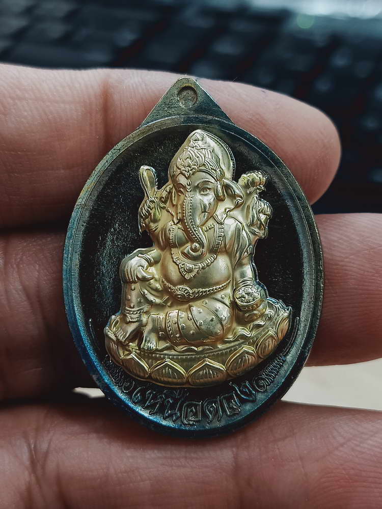 4-464 เหรียญพระพิฆเนศปางเสวยสุข รุ่นเหนือดวง วัดปุดเนียม ศรีสะเกษ 2568 รก.13 เลข 29 กล่องเดิม